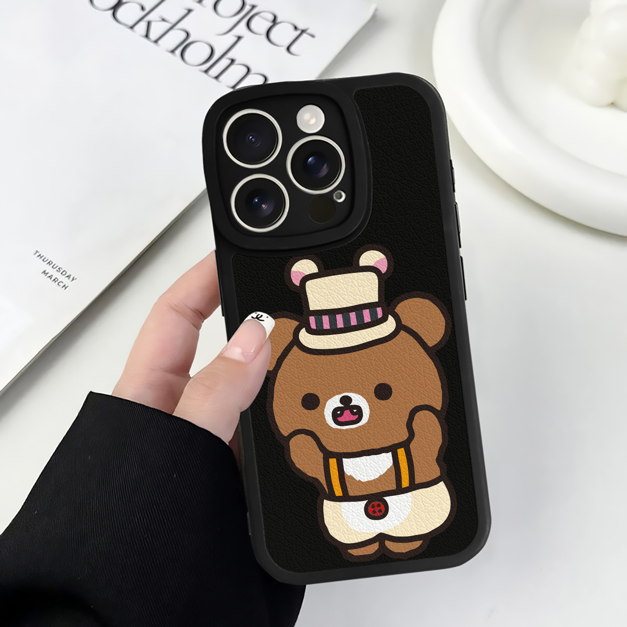 （画像用） リラックマ リラックマ キイロイトリ Rilakkuma Korilakkuma Kiiroitori 【iPhone 16シリーズ対応】シリコンスマホケース（レザー調） 材質：シリコン